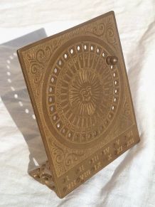 calendrier  perpetuel  en laiton , vintage