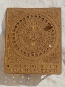 calendrier  perpetuel  en laiton , vintage