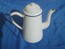 cafetiere blanche en acier émaillé, vintage
