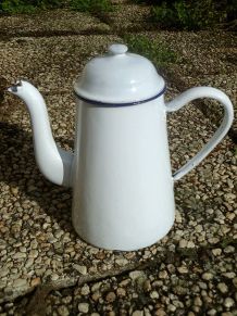 cafetiere blanche en acier émaillé, vintage