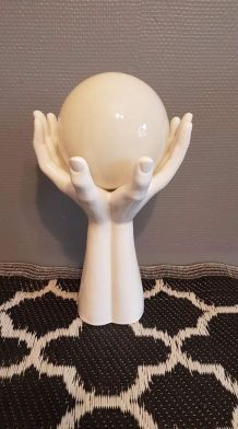 lampe main en céramique blanche et globe opaline