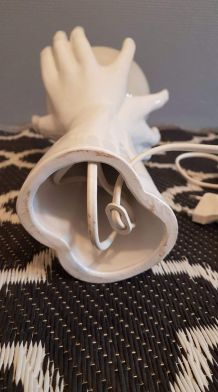 lampe main en céramique blanche et globe opaline