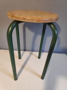tabouret d'atelier pieds métal vert et assise bois brut