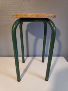 tabouret d'atelier pieds métal vert et assise bois brut
