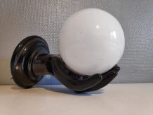 applique main céramique noire et boule opaline blanche