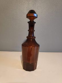 carafe marron en verre avec bouchon biseauté