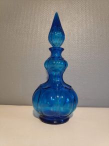 carafe bleue en verre avec bouchon flamme