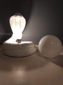 lampe cobra en céramique blanche avec globe opaline