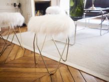 Tabouret moumoute pieds trombones, fausse fourrure neuve