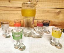 Rare carafe et ses 6 verres forme de bottes 