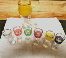Rare carafe et ses 6 verres forme de bottes 