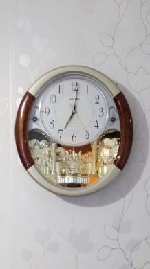 horloge murale musicale animée