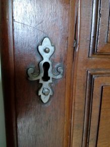 Porte ancienne en bois avec serrure