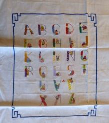 Abécédaire en coton brodé à la main 37 x 46 cm, à encadrer