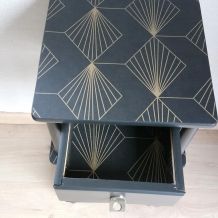 Chevet noir, tablettes motifs géométriques