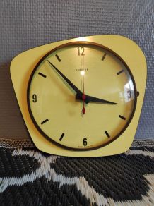 pendule vintage formica jaune Vedette avec cadran en verre