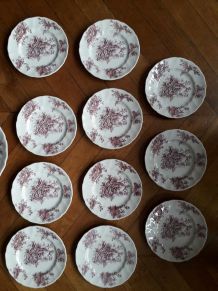 11 assiettes à dessert et un plat en céramique anglaise