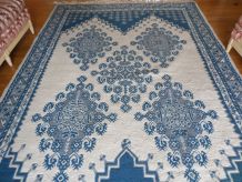 Grand tapis bleu et blanc origine Tunisie