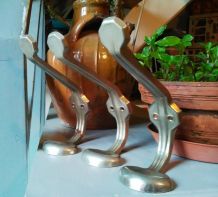 Trio de doubles patères anciennes en métal (école)