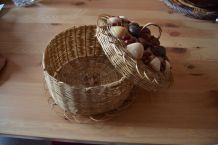 Paniers en osier et coquillages vintage