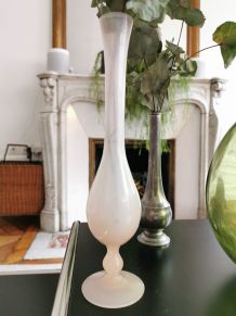 Vase rose pale en verre