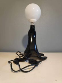 lampe otarie en céramique noire et globe opaline blanche