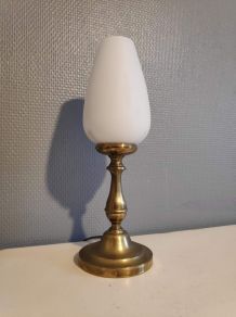 lampe avec pied en laiton et globe en opaline blanche ovoïde