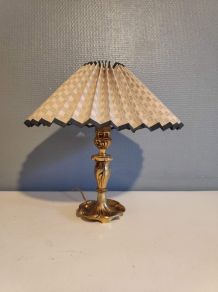 lampe avec pied en métal doré et abat-jour cartonné beige 