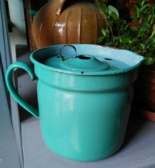 Pot à bouillir le lait émaillé