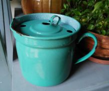 Pot à bouillir le lait émaillé