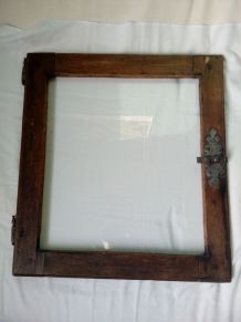 Porte vitrée en bois avec loquet en fer