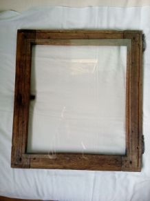 Porte vitrée en bois avec loquet en fer