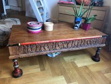 table basse en bois sculptée