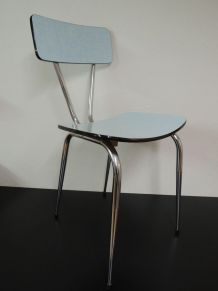 Chaise en formica bleue