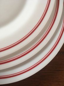 3 assiettes plates vintage , arcopal bordure rouge .