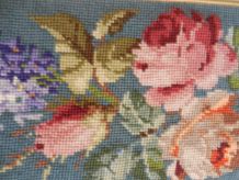 tapisserie canevas vintage encadrée fleurs roses et bleues