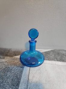 petite carafe italienne bleue avec bouchon arrondi