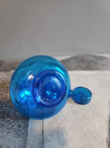 petite carafe italienne bleue avec bouchon arrondi