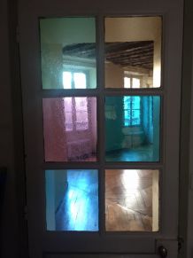 2 portes et baie vitrée, bois et verre multicolore, effet dé
