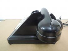 Téléphone noir en bakélite