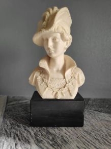 buste de femme élégante au châpeau en albâtre et socle noir 