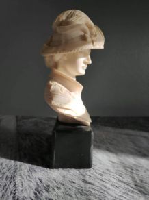 buste de femme élégante au châpeau en albâtre et socle noir 