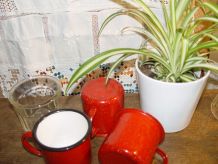 3  mugs vintage emaillés rouges