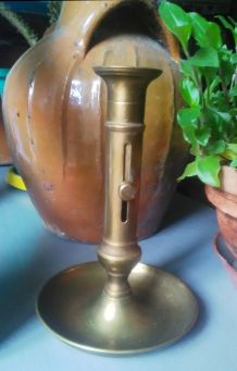 Bougeoir à poussoir en laiton