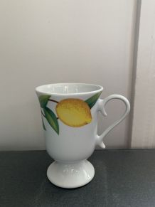 Petit mazagran en faïence blanche décoré de citrons
