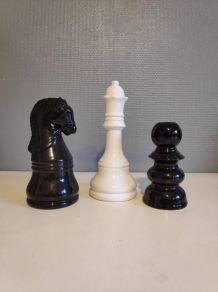 pièces d'échec pour décoration en céramique blanche ou noire