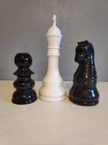 pièces d'échec pour décoration en céramique blanche ou noire