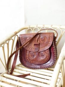 sac ancien artisanal en cuir épais gravé avec motifs western
