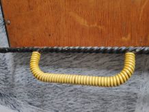 plateau à service fer forgé et bois avec poignées scoubidou 