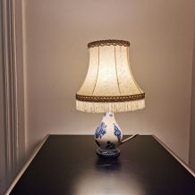 Lampe en porcelaine de GIEN abat-jour à galon et franges 